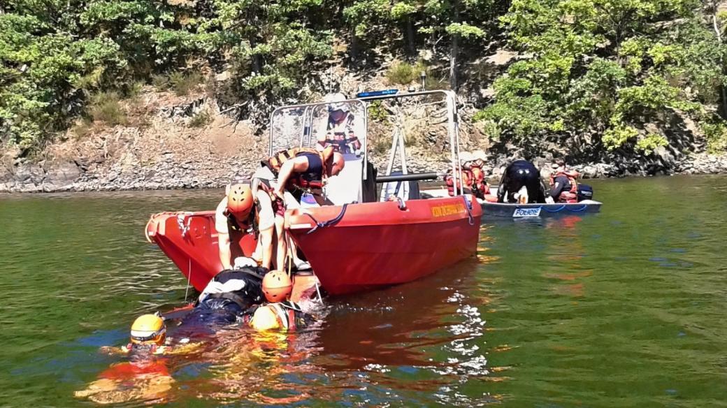 Na Hracholuské přehradě společně cvičili policisté, vodní záchranáři a hasiči. Trénovali tam jízdu na člunech, první pomoc i záchranu tonoucích