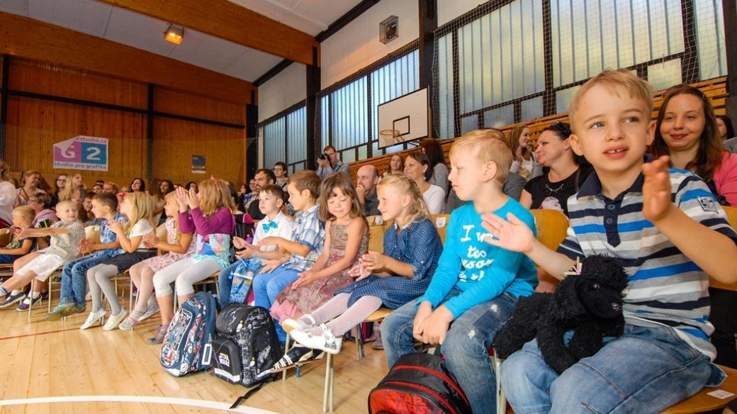 V Plzni 1. září zahájila provoz Církevní základní a střední škola. Letos do první a šesté třídy nastoupilo 38 žáků. Ve sportovní hale všechny žáky pozdravili pozvaní hosté a učitelé předvedli hudební vystoupení v cimrmanovském duchu