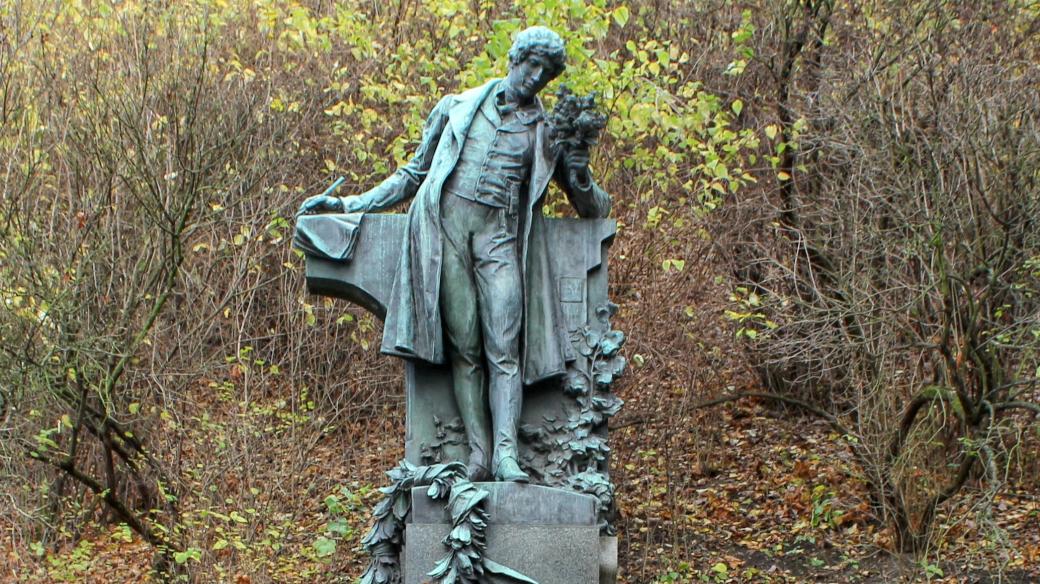 Socha Karla Hynka Máchy od Josefa Václava Myslbeka na pražském Petříně