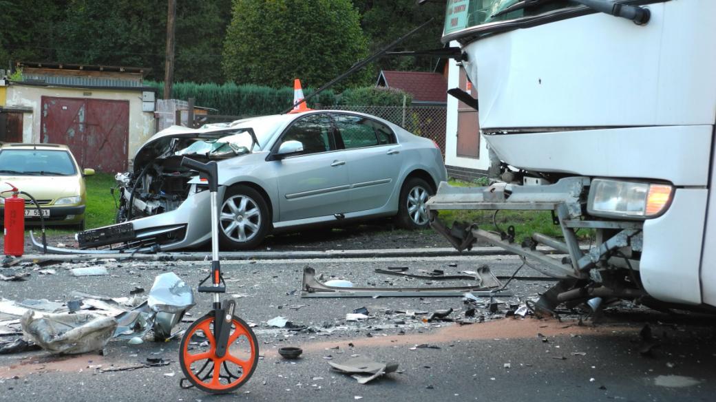 Dopravní nehoda autobusu a osobního vozidla mezi Ostrovem a Jáchymovem