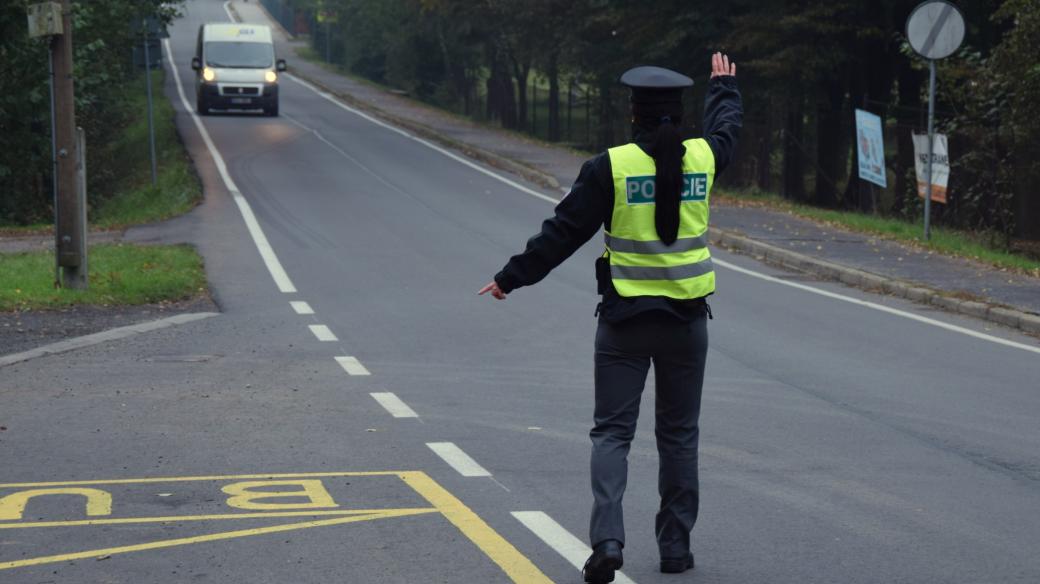 Budoucí policistka Stanislava Rašková zastavuje auto ke kontrole