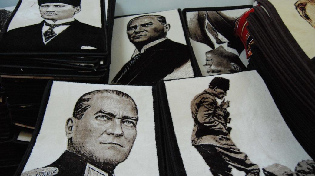 Černobílé dekorativní koberečky dokonale odrážejí politické nálady v Turecku