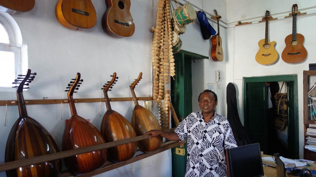 Mohamed Issa Matona. Na zdech tradičnní hudební nástroje - oudy