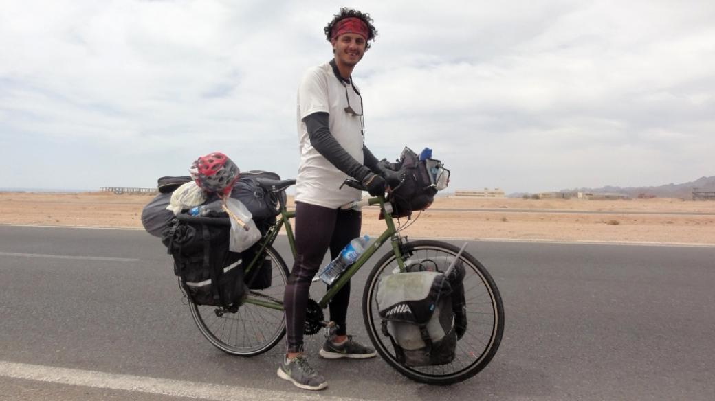 V rodném Egyptě působí vášnivý cyklista Núruddín trochu jako zjevení