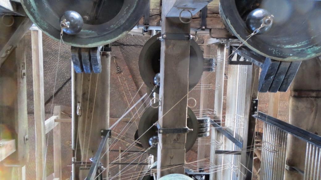 Zvonkohru v Bruggách tvoří 47 zvonů, dohromady váží skoro 30 tun