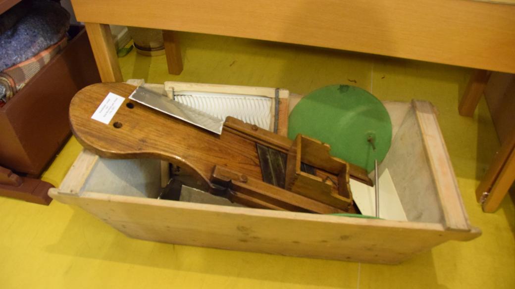 Necky a kruhadlo na zelí z expozice kunínského muzea