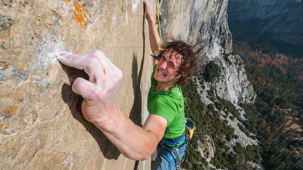 Adam Ondra během volného přelezu 32délkové Dawn Wall na El Capitan v Yosemitech: Délka 14