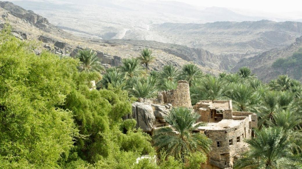 Vesnice Misfát al-Abríjín leží mezi palmovými sady, slyšet je jen zurčící voda a ptáci