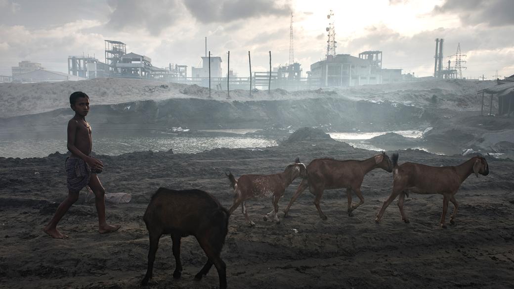 Část klimatických uprchlíků dorazí do průmyslové čtvrti Munshiganj, jedné z nejvíce znečištěných oblastí světa
