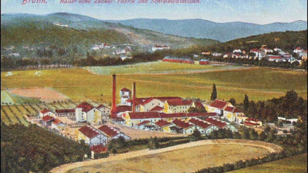 Pohled na Bauerův cukrovar v Brně (vedle dnešního veledromu) a práznou plochu budoucího výstaviště. Pohlednice z roku 1915