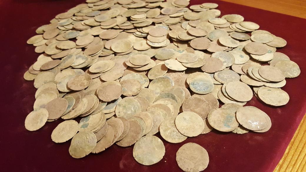Muž našel v lese stříbrné mince z doby Václava IV.