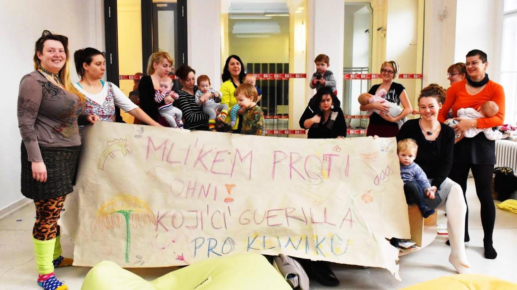 Kojící guerilla maluje plakát na podporu pražské Kliniky po útoku zápalnou lahví, Moravská galerie Brno
