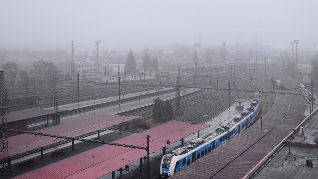 Smog a mlha nad pardubickým nádražím