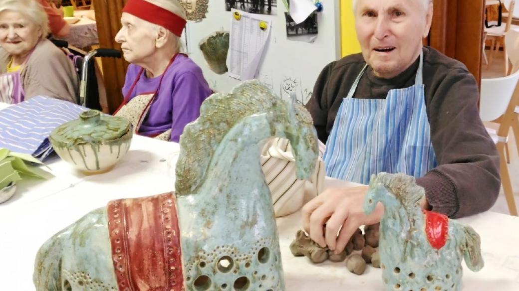 Do keramické dílny Burianka v Liberci chodí i pan Václav Koníček. Pro všechny seniory je výroba keramiky velké odreagování a srdcová záležitost
