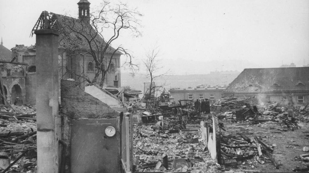 Emauzský klášter po bombardování z 14. února 1945.