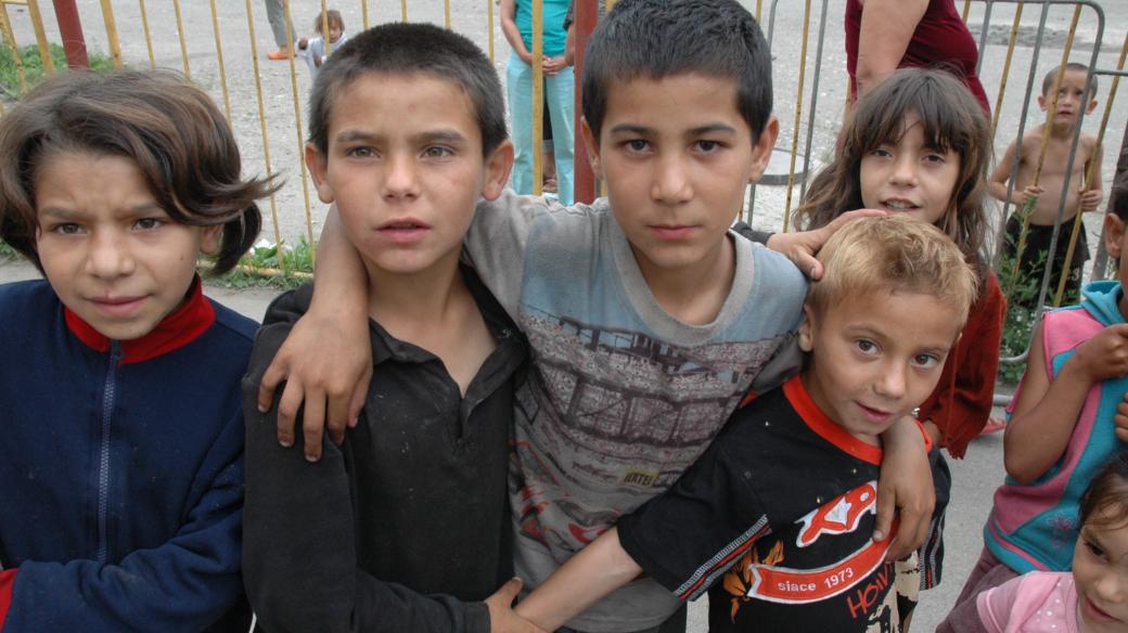 Romské děti v osadě Rudňany na Slovensku