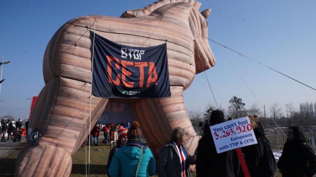 Proti obchodní dohodě CETA protestovali lidé na ulici i v europarlamentu