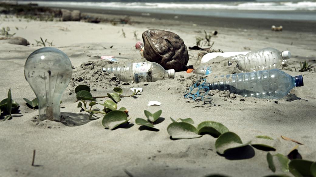 Odpad vyplavený z moře na pláž