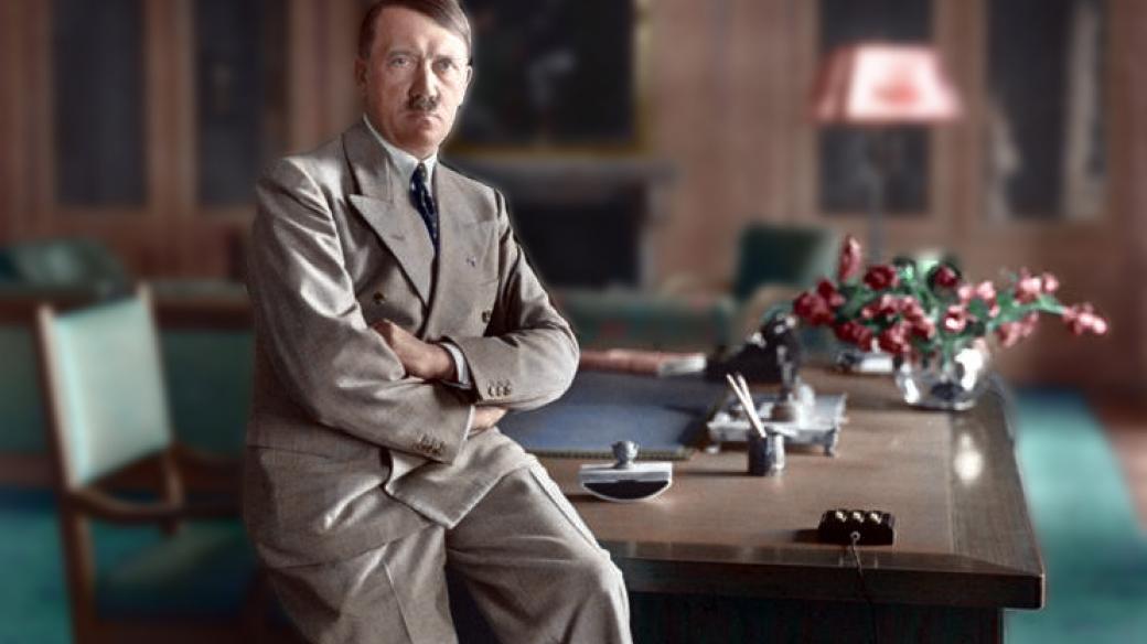 Heinrich Hoffmann: Adolf Hitler ve svém sídle v Berghofu (kolorovaná fotka)
