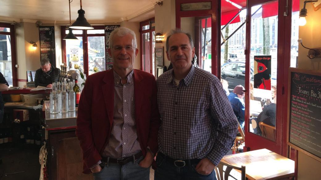 Britský spisovatel Stephen Clarke a Jan Šmíd v pařížské kavárně Bastringue