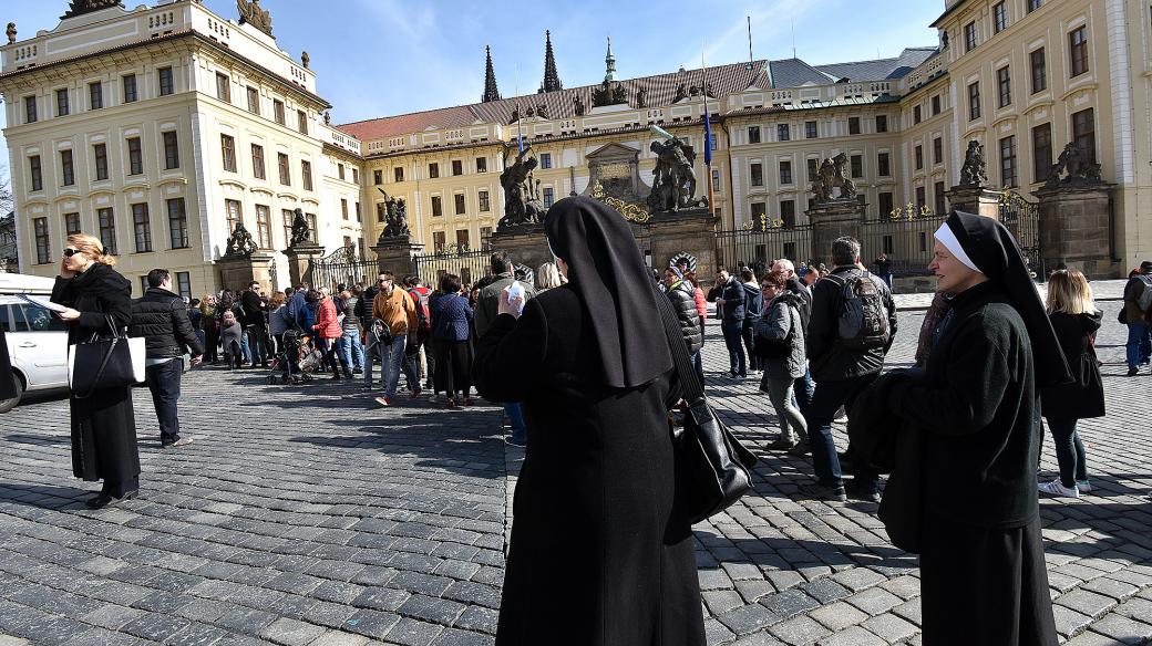Na Pražský hrad míří dnes nejen turisté, ale i smuteční hosté, kteří se chtějí naposledy rozloučit s kardinálem Miloslavem Vlkem