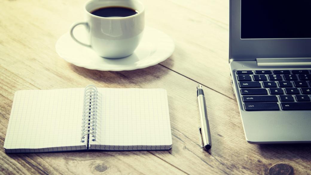 cafe a notebook - v kavárně - laptop