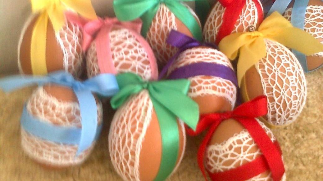 Velikonoční dekorace z vyfouknutých slepičích vajec