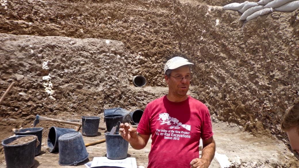 Dr. Yuval Gadot z univerzity v Tel Avivu na vykopávkách v Ramat Rahel v květnu 2013