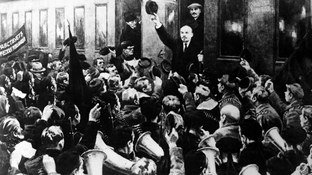 Lenin po návratu z exilu na petrohradském nádraží v dubnu 1917