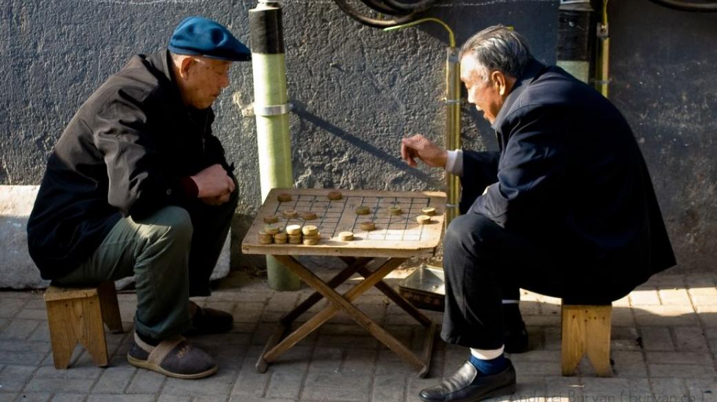 Čínské šachy jsou oblíbenou hrou čínských seniorů, zejména mužů