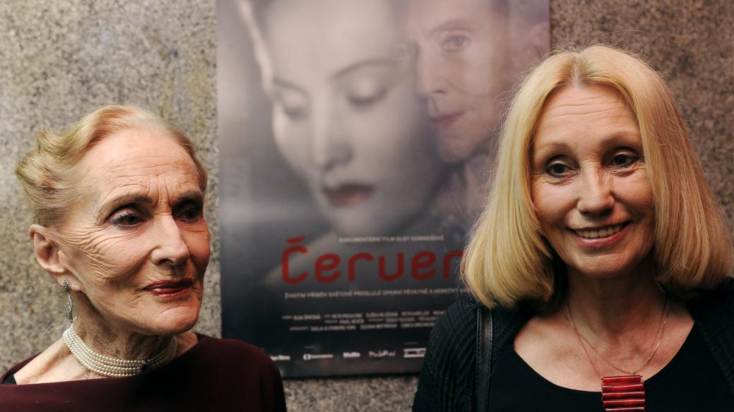 Operní pěvkyně a herečka Soňa Červená (vlevo) a režisérka Olga Sommerová 17. května v pražském kině Lucerna při slavnostní premiéře dokumentárního filmu Sommerové Červená.