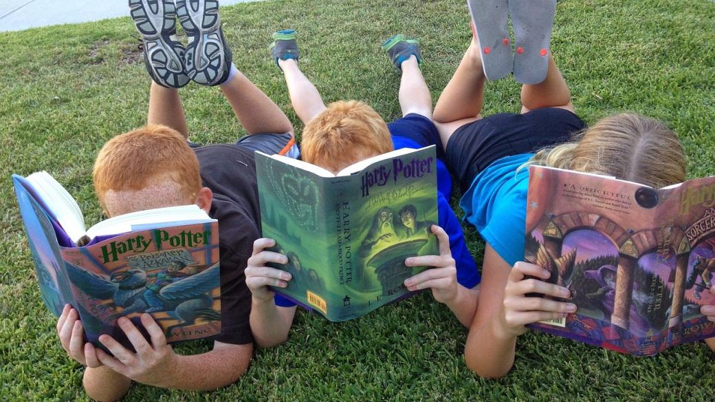 Děti čtou Harry Pottera