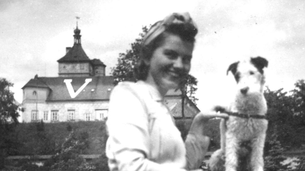 Hana Krupková s pejskem (1941)