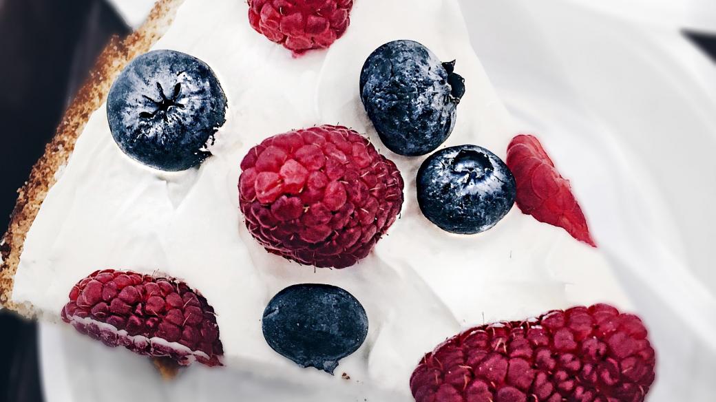 Smetanový dort s ovocem