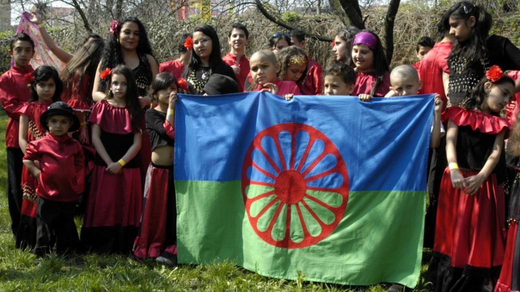 Romové se svou vlajkou při oslavách Mezinárodního dne Romů v Brně