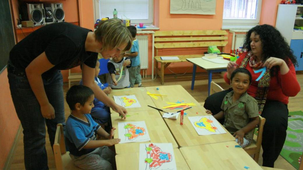 Práce s papírem v rámci předškolní přípravy v romském středisku Drom
