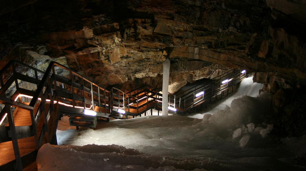 Dobšínská ledová jeskyně leží v nadmořské výšce necelých tisíc metrů nad mořem