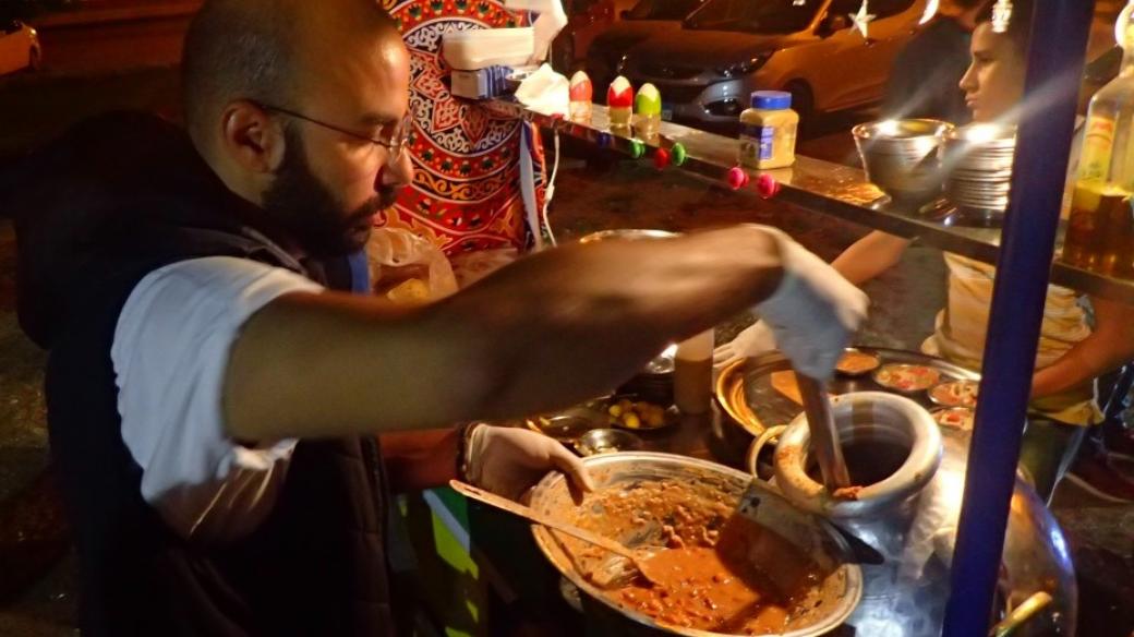 Základem každé egyptské ramadánové snídaně je vydatný fúl