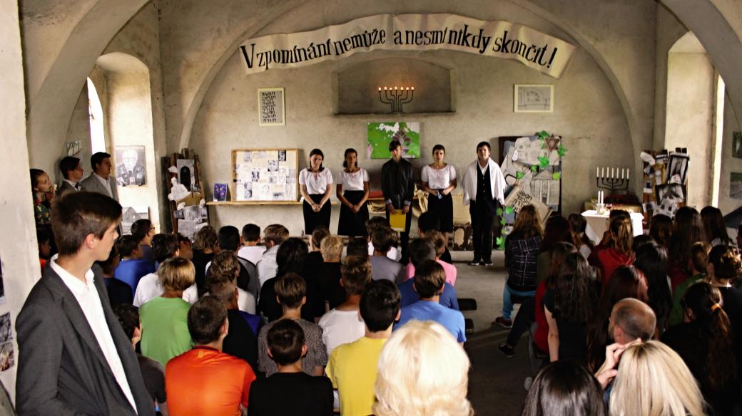 Školáci provádějí návštěvníky bývalou synagogou v Jirkově