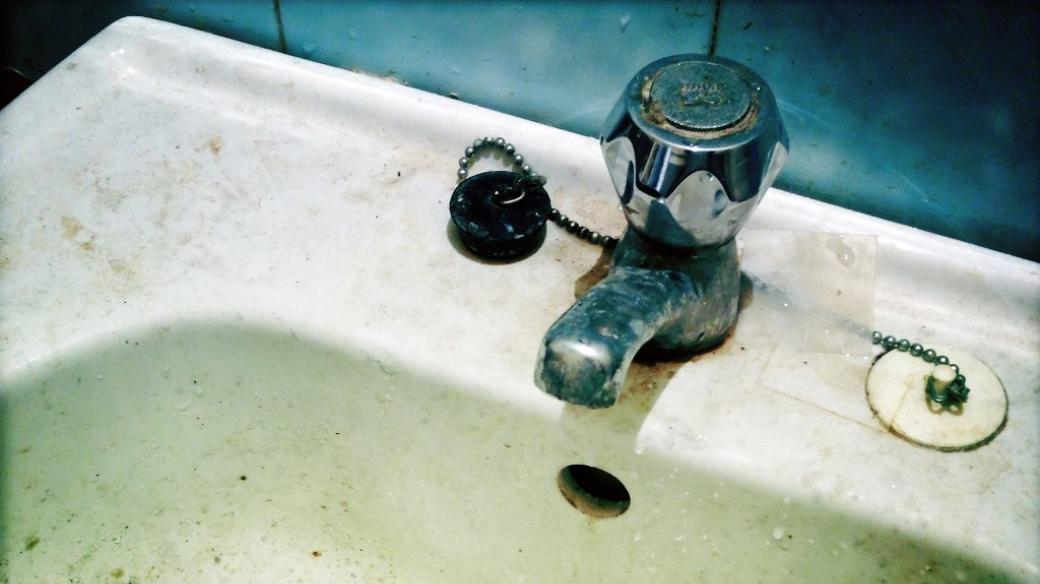 Vodovodní trubky v Miroticích jsou staré, plné kalů, proto z kohoutků často teče špinavá voda. Ilustrační foto