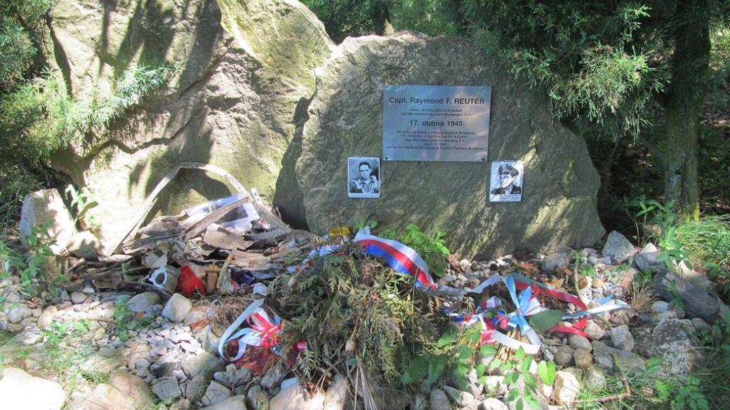 Pietní místo u Boršova nad Vltavou připomíná sestřelení svou amerických pilotů v dubnu 1945