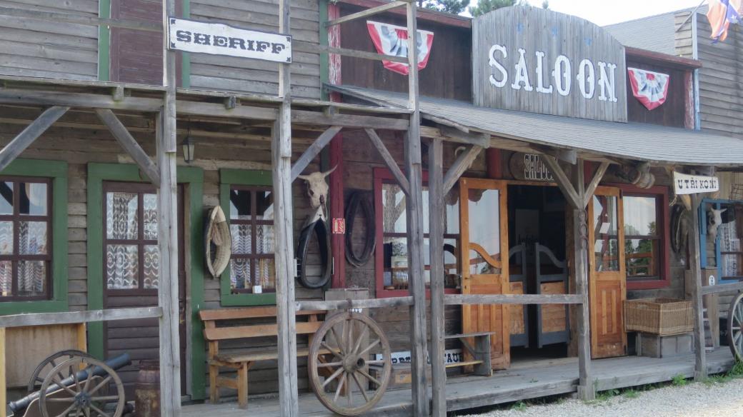 Na ranči samozřejmě nechybí saloon
