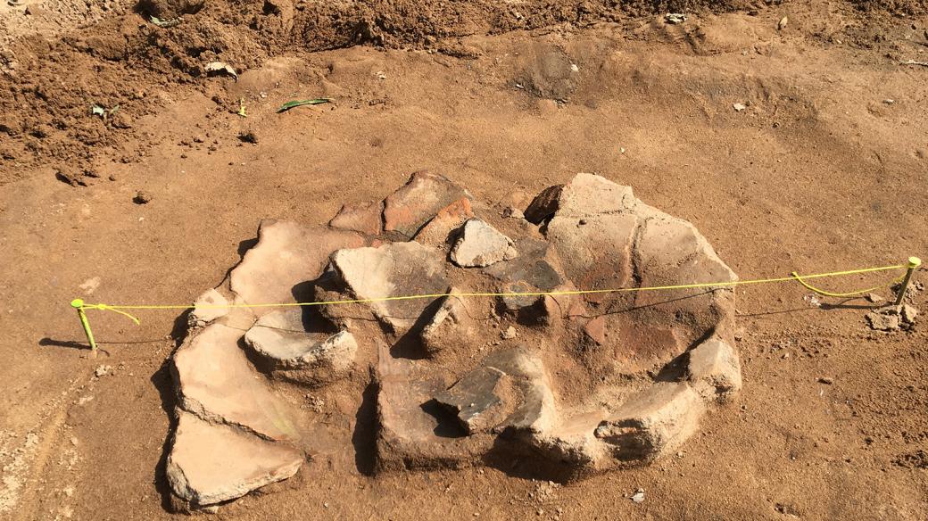 Při archeologickém průzkumu u Opatovic nad Labem se našla i keramická zásobnice z doby bronzové