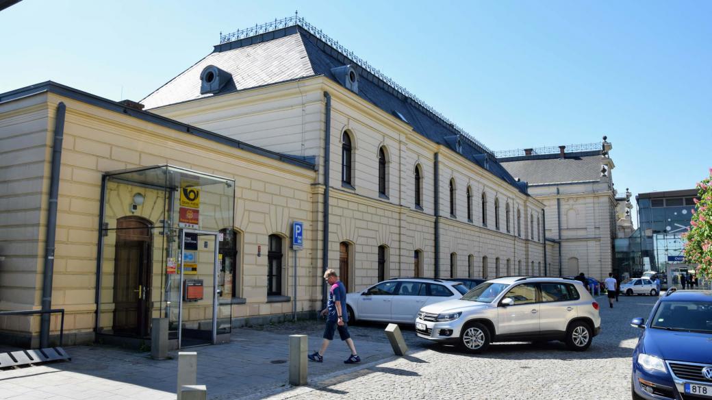 Původní výpravní budova nádraží Ostrava-Svinov, dnes zázemí pro provoz dráhy