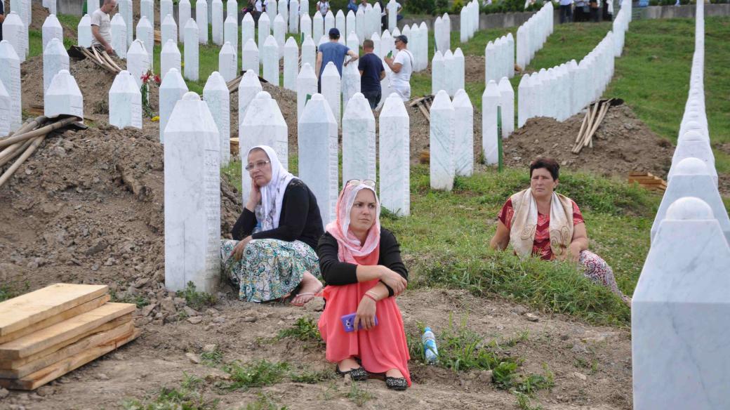 Bosenské ženy oplakávají své mrtvé i 22 let po srebrenickém masakru