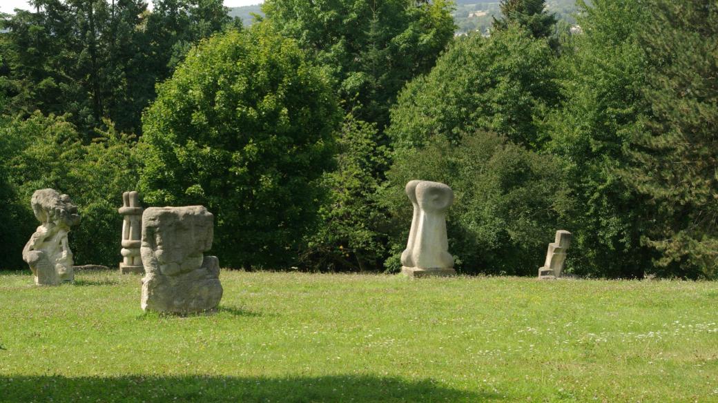Sochařský park na úbočí vrchu Gothard v Hořicích. Jsou tam díla sochařů, kterř tvořili na mezinárodních sympoziích v Hořicích od roku 2000