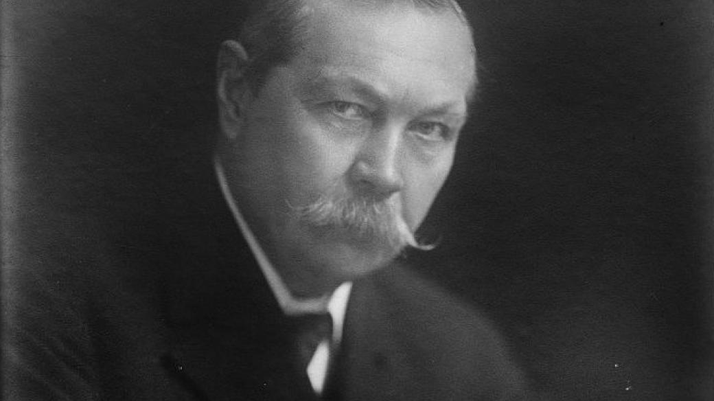 Arthur Conan Doyle (kolem roku 1920)