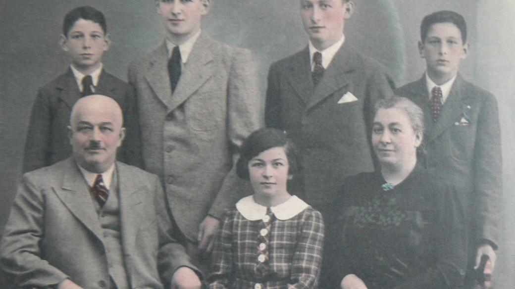 Rodina Mannheimerova, zleva stojící Edgar, Erich, Max, Arnošt, zleva sedící otec Jakub, Kateřina, matka Markéta