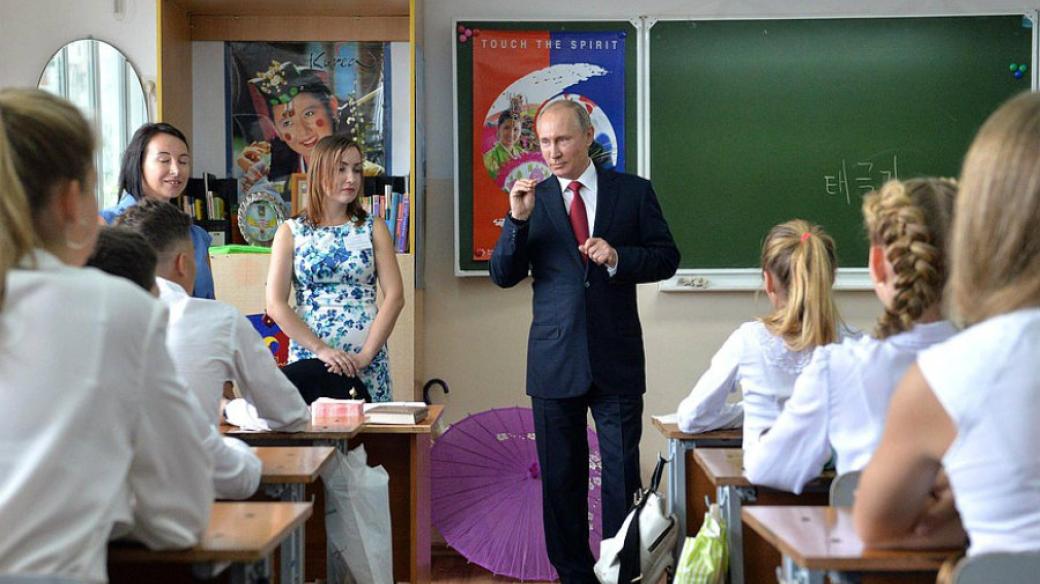 Vladimir Putin loni zahajoval školní rok na gymnáziu ve Vladivostoku
