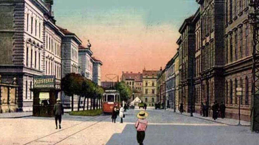 Parní tramvaje nakonec v Českých Budějovicích nikdy nejezdily, ale město se o pár let později dočkalo vozů elektrických. Na staré pohlednici je zachycen tramvaj u kasáren v dnešní Žižkově ulici v období kolem roku 1910